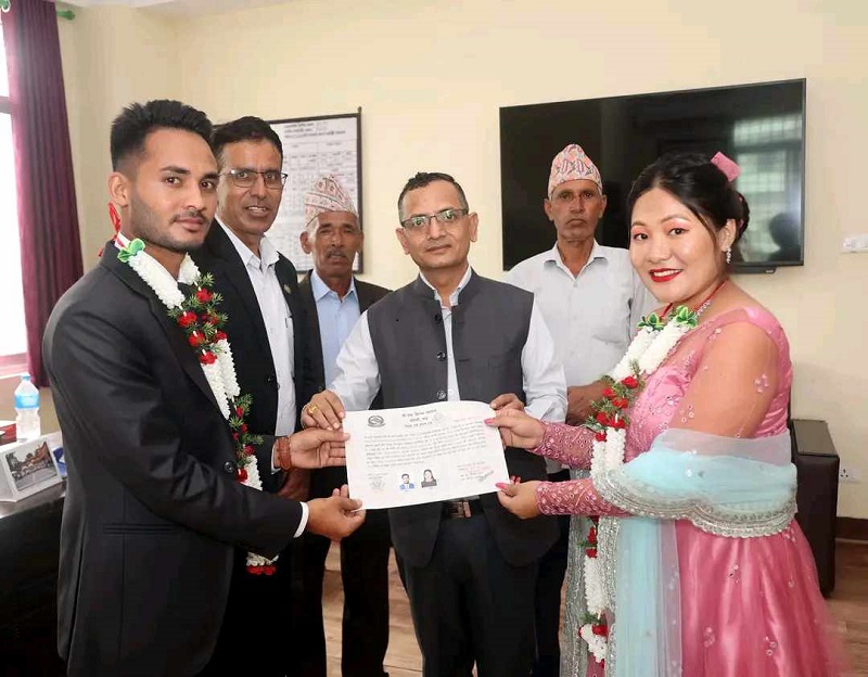 नव दम्पतीद्वारा विवाह खर्च कटाएर विद्यालयमा अक्षयकाेष स्थापना