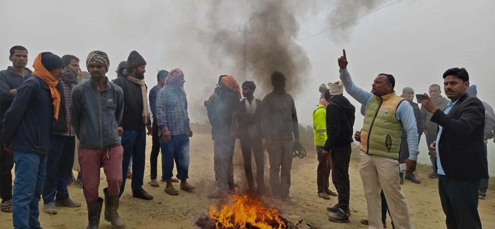 सहजा खोलामा पुल अलपत्र: स्थानीयको आन्दोलनले हुलाकी सडक अवरुद्